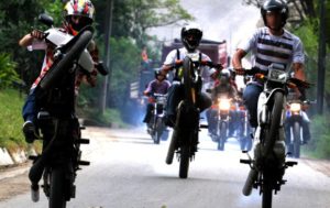 motociclistas en carretera